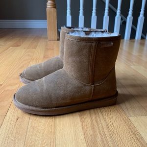 Brown size 6 Minnetonka boots